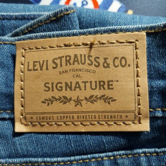 Levi's Signature Plus Size High-Rise Medium Wash Denim Capri Length Jeans - Picture 6 of 9